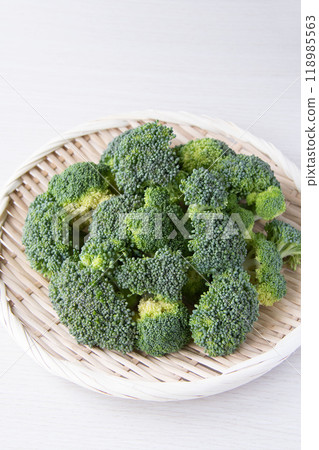 用漏杓切西蘭花 用漏杓切西蘭花 118985563