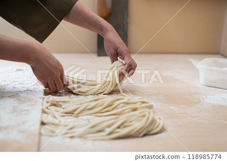 Hand-made udon 118985774