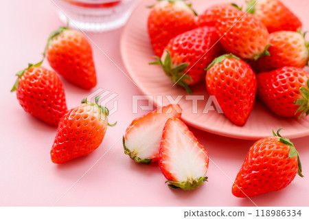 Strawberry Party 118986334