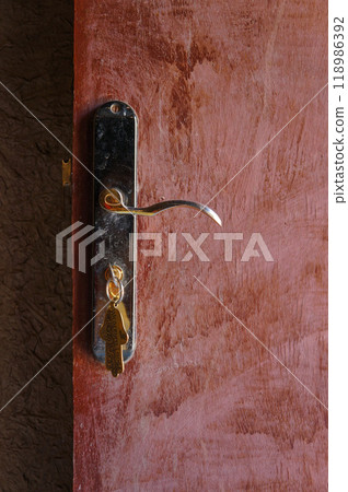 一個時尚的門把手附在深紅色的門上 118986392