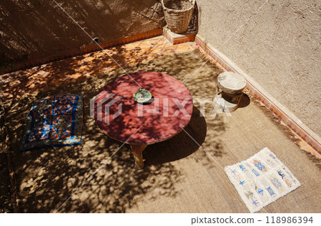 強烈的陽光照射在戶外的桌子上 118986394