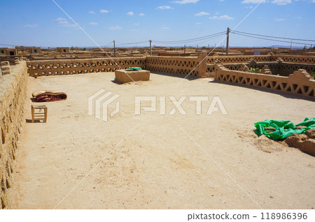 The rooftop of a hotel next to the Moroccan desert 118986396