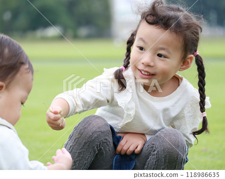 Children playing on the lawn 118986635