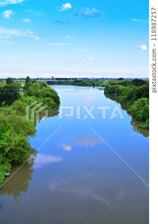 藍天和荒川、武藏野線和遠處的建築物，從上橋看到 118987257