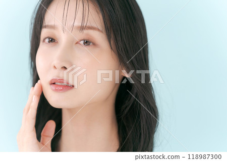 Portrait of a woman in her 30s 118987300