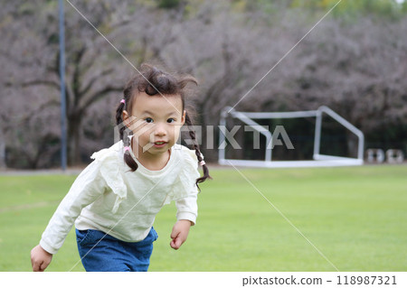 跑在草坪的女孩 跑在草坪的女孩 118987321