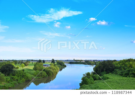 藍天和荒川,武藏野線和遠處的建築物,左邊的天空樹,從上橋看 藍天和荒川,武藏野線和遠處的建築物,左邊的天空樹,從上橋看 118987344
