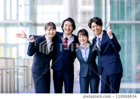  打膽量姿勢的商人 118988634