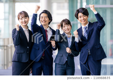  Businessman who plays guts pose 118988635