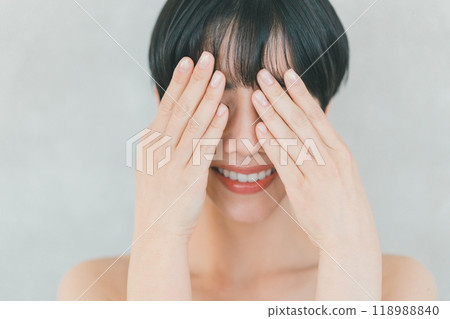 A woman whose eyes are hidden by hand 118988840