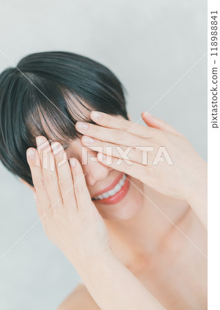 A woman whose eyes are hidden by hand 118988841