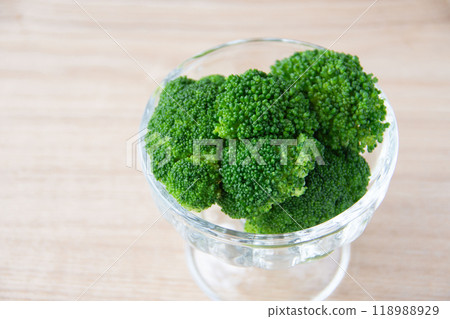 在玻璃碗中煮青花菜 118988929
