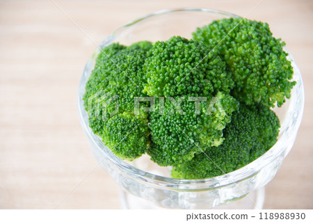 在玻璃碗中煮青花菜 在玻璃碗中煮青花菜 118988930