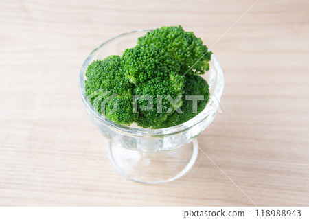 在玻璃碗中煮青花菜 在玻璃碗中煮青花菜 118988943