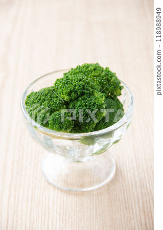 Boiled broccoli in a glass bowl Boiled broccoli in a glass bowl 118988949