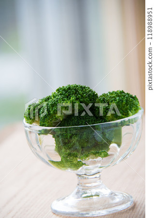 在玻璃碗中煮青花菜 118988951