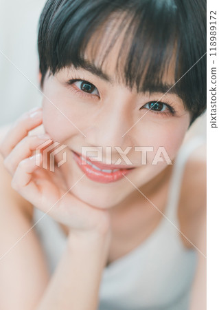 有皮膚的一位美麗的小姐 118989172