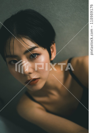 Beauty portrait of young woman 118989176