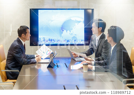 Businessman having a meeting in the conference room Photo cooperation: WEEK Shibadaimon (Sun Frontier Fudousan) 118989712