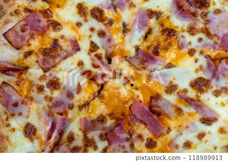 Close up of bacon and cheeze pizza 118989913