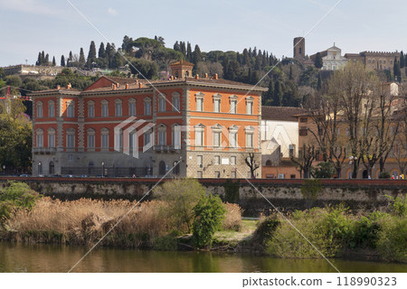 The Palazzo Serristori alongside the Arno river in Florence 118990323