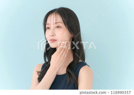 Beauty portrait of a woman in her 30s Beauty portrait of a woman in her 30s 118990357