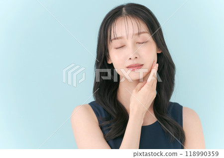 Beauty portrait of a woman in her 30s 118990359