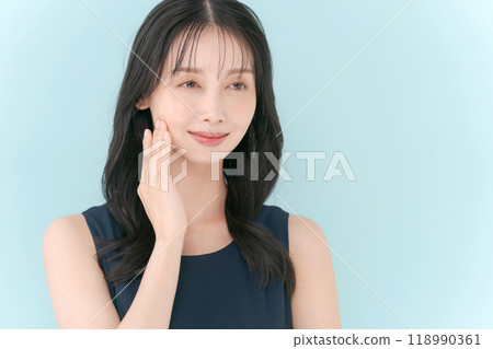 Beauty portrait of a woman in her 30s Beauty portrait of a woman in her 30s 118990361
