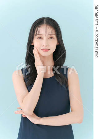 Beauty portrait of a woman in her 30s Beauty portrait of a woman in her 30s 118990390
