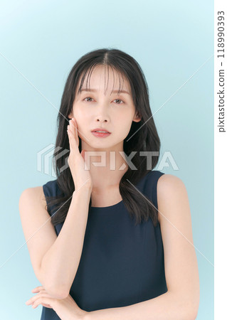 Beauty portrait of a woman in her 30s Beauty portrait of a woman in her 30s 118990393