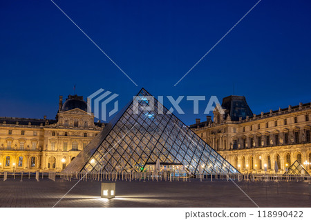Glass Pyramid at the Louvre Museum/France Glass Pyramid at the Louvre Museum/France 118990422