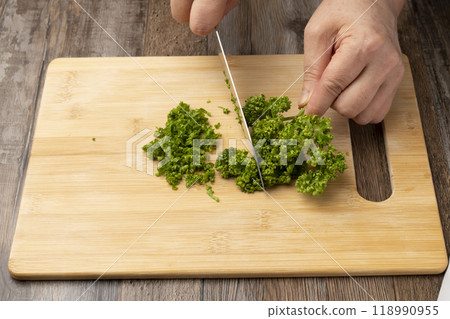 Chop the parsley. Chop the parsley with a knife. Chop the parsley. Chop the parsley with a knife. 118990955