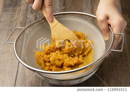 Pumpkin potage soup: Strain the pumpkin Pumpkin potage soup: Strain the pumpkin 118991011