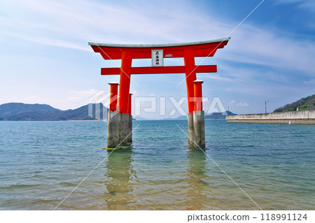 [Urasaki Michigoshi Itsukushima Shrine (large torii gate)] Urasakicho, Onomichi City, Hiroshima Prefecture 118991124