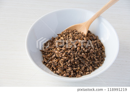 白盤上的大麥茶 118991219