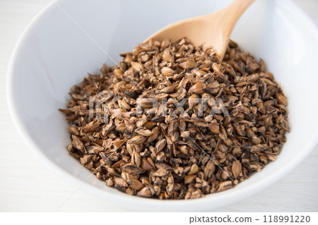白盤上的大麥茶 118991220