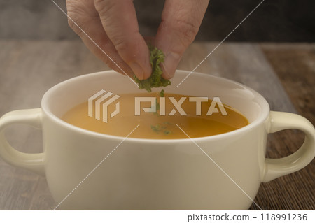 南瓜湯佐歐芹和鮮奶油 118991236