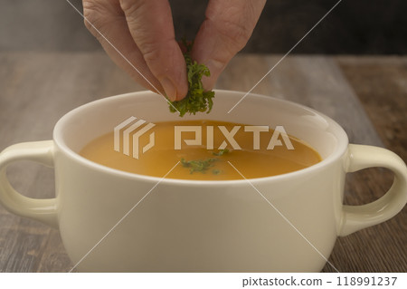 南瓜湯佐歐芹和鮮奶油 南瓜湯佐歐芹和鮮奶油 118991237