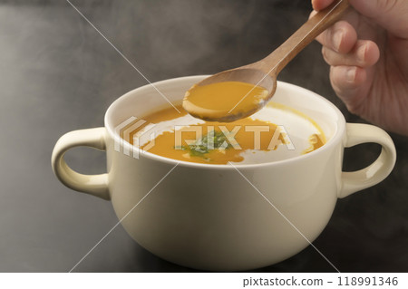 南瓜濃湯－用湯匙舀起濃湯 118991346