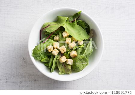 Baby leaf salad 118991775