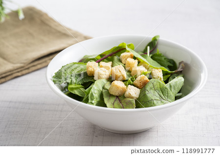 Baby leaf salad 118991777