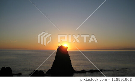 日本海的夕陽、奇岩怪石、佐渡島 118991968