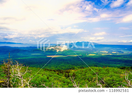 Hokkaido: Mount Iou (Atosanupuri) emitting white smoke 118992581