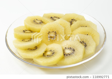 白色背景上切片的金獼猴桃 白色背景上切片的金獼猴桃 118992771