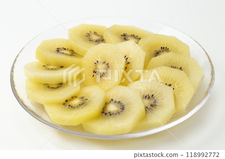 白色背景上切片的金獼猴桃 白色背景上切片的金獼猴桃 118992772