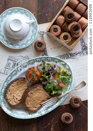 花生醬吐司和胡蘿蔔油菜 花生醬吐司和胡蘿蔔油菜 118993099