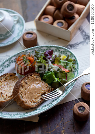 Peanut butter toast and carrot rapée Peanut butter toast and carrot rapée 118993100