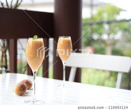Fresh fig juice or smoothie on white table. 118993124