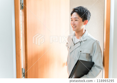 家庭主婦迎接穿著工作服的男承包商來到客戶家（裝修、拜訪、跟進） 118993295
