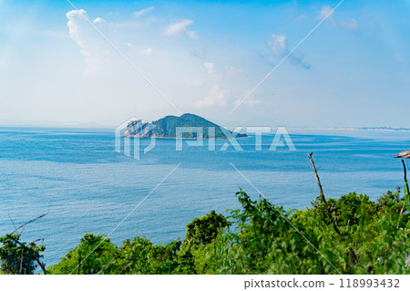A small island next to the mainland. 118993432